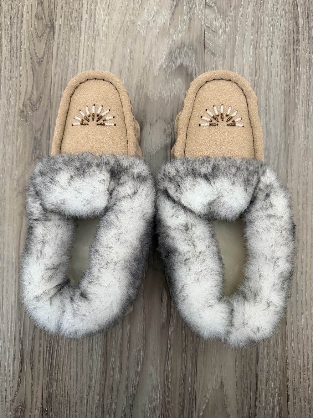 Women’s Suede Moccasin Slipper, Beige w/ Gray Faux Fur, Beaded Detail, Sz 7, NIB